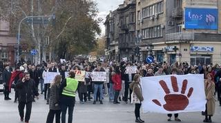 Demonstranti ofarbali u crveno centar Novog Sada