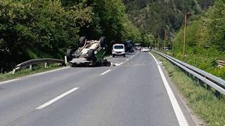 Teška saobraćajna nesreća kod Žepča: Četiri osobe povrijeđene, automobil završio na krovu