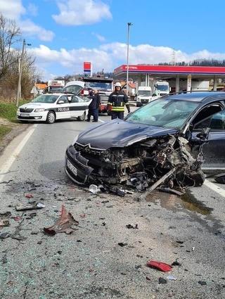 Teška saobraćajna nesreća kod Tuzle: Vatrogasci izvlačili povrijeđene