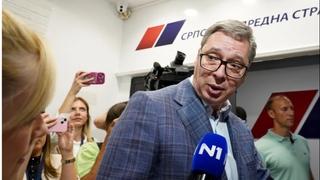 Vučić stigao u izborni štab SNS, obratio se novinarki N1: Ne nervirajte se, slijede vam radosne vijesti