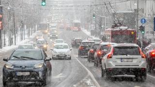 Snijeg u Beogradu otežao saobraćaj, gužve u javnom prevozu