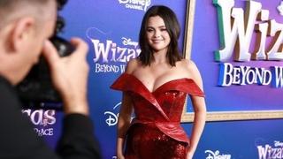 Selena Gomez drastično promijenila izgled: Crvena haljina i dekolte nisu mogli proći neopaženo