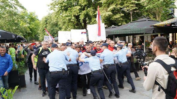 Naguravanje s policijom u Banja Luci - Avaz