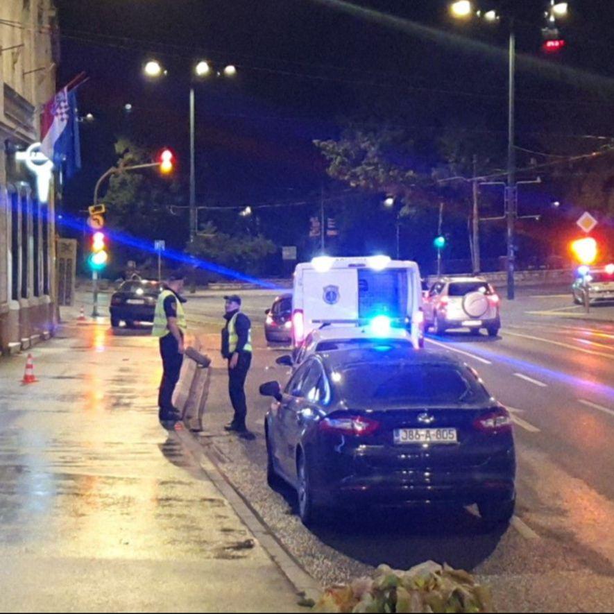 Prve fotografije i video sa mjesta nesreće u centru Sarajeva: Od siline udarca jednom automobilu otpao točak, traka zatvorena za saobraćaj