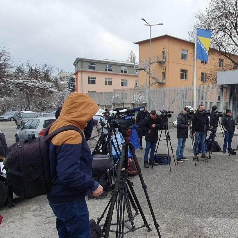 Brojne novinarske ekipe ispred Suda BiH: Veliko medijsko interesovanje za izricanje presude u aferi "Respiratori"