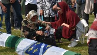 Porodice pored tabuta u Potočarima: Suze i jecaji odjekuju Srebrenicom 