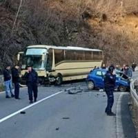 Teška nesreća na putu Kraljevo-Raška: Autobus pun djece se sudario s automobilom