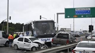 Haos u Istanbulu: Autobus prešao u suprotnu traku i udario u više automobila