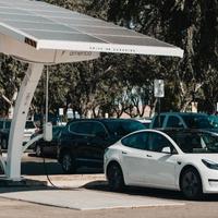 Tržišna vrijednost proizvođača električnih automobila Tesla dostigla trilion dolara