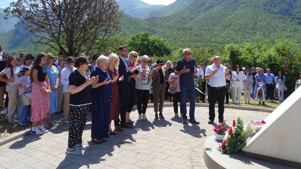 Danas na Uborku:Brojne delegacije odale počast - Avaz