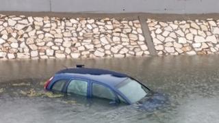 Bijeljina: Vozilo završilo u kanalu Dašnica 