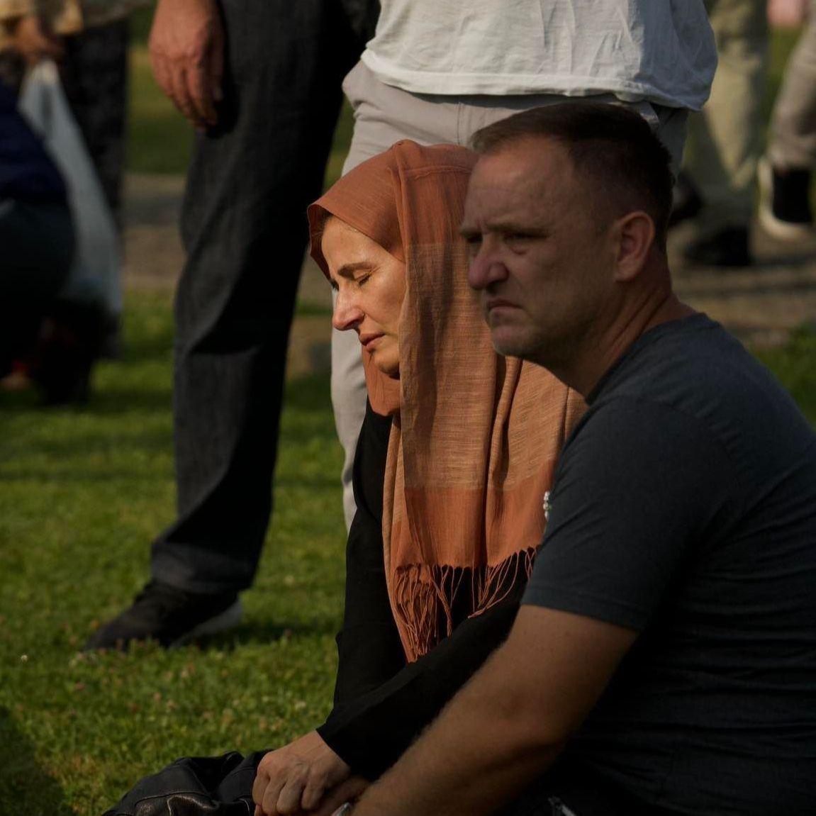 Foto + video / Porodice i građani u Memorijalnom centru Srebrenica, veliki broj autobusa došao u Potočare