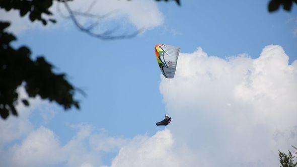 Paraglajderi na Bjelašnici - Avaz