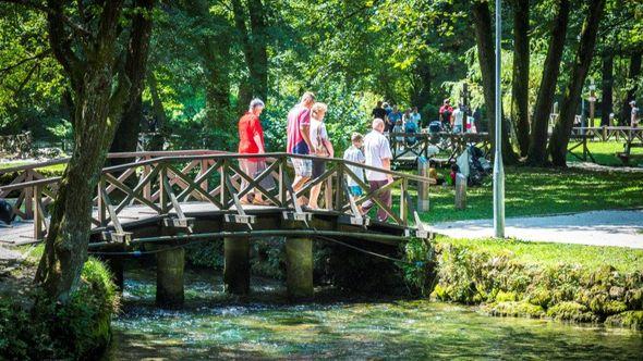 Vrelo Bosne: Nezaobilazno izletište  - Avaz