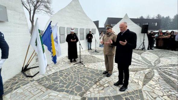 Zukan Helez položio je cvijeće na Šehidskom mezarju - Avaz