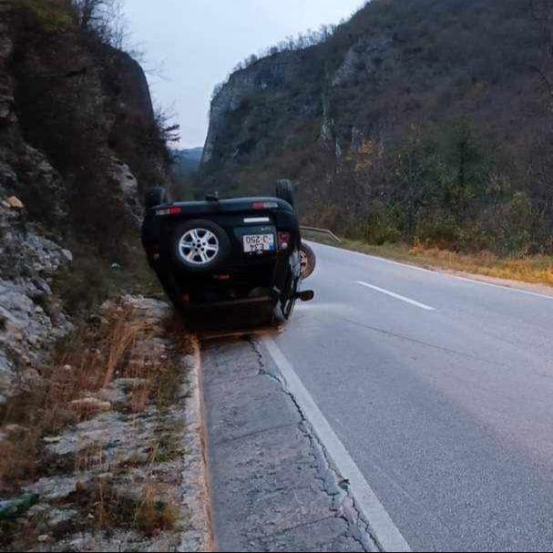 Saobraćajna nesreća kod Rogatice: Vozilo završilo na krovu, jedna osoba povrijeđena