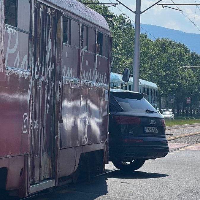 Saobraćajna nesreća u Sarajevu: Sudarili se tramvaj i džip, nema povrijeđenih