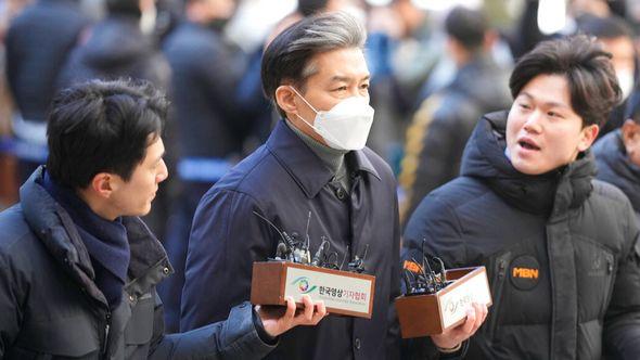 Former Justice Minister Cho Kuk, center, is questioned by reporters upon his arrival at the Seoul Central District Court in Seoul, South Korea - Avaz