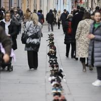 Cipele u sarajevskoj Ferhadiji kao simbol ubijenih građana opkoljenog Sarajeva
