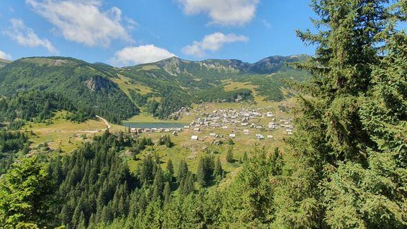 Jezero okruženo planinskim vrhovima Vranice - Avaz