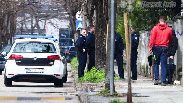 Policija ispred škole - Avaz