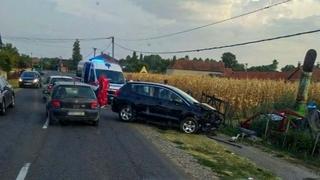 Nova nesreća na bh. cesti: Ima povrijeđenih, nakon sudara jedno vozilo završilo u dvorištu 