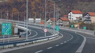 Na autoputu Zenica jug-Zenica sjever zbog udesa se saobraća jednom trakom