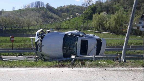 BMW na boku nakon prevrtanja - Avaz