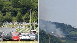 Šta se događa: Dok se klanjala dženaza žrtvama genocida, u šumi iznad Potočara pojavio se gust dim