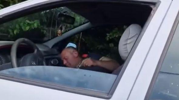 Muškarac, vjerovatno, popio i zaspao u automobilu pored ceste - Avaz