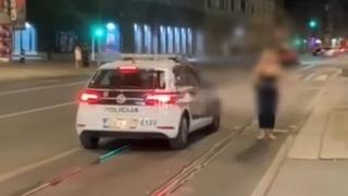 Video kruži društvenim mrežama: Dvije djevojke sjele u policijsko vozilo MUP-a KS