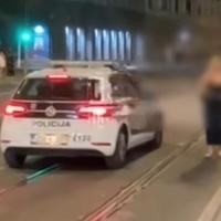 Video kruži društvenim mrežama: Dvije djevojke sjele u policijsko vozilo MUP-a KS