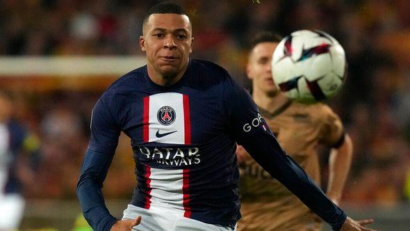 PSG's Kylian Mbappe races after the ball during the French League One soccer match between Lens and Paris Saint-Germain at the Bollaert stadium in Lens - Avaz