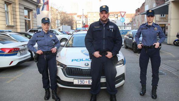 Policajci koji su porodili ženu - Avaz