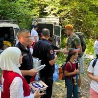 Učesnici Marša mira napravili kratki predah na polovini puta preko Udrča, pa nastavili putovanje