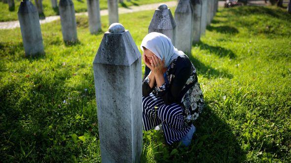 Žena tuguje pored mezarja u Srebrenici - Avaz