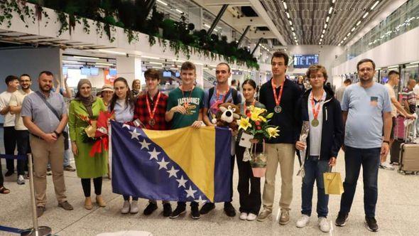 Bh. matematičari na Sarajevskom aerodromu - Avaz