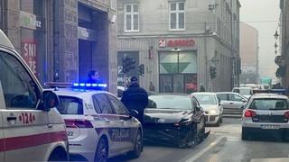 Saobraćajna nesreća u Sarajevu: Policija i Hitna pomoć na terenu, Hyundai skršen 