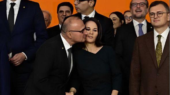 Radman pokušao poljubiti Berbok - Avaz