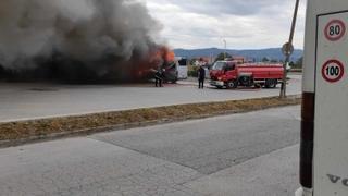 Video / Na Autobuskoj stanici u Žepču gorio đački autobus