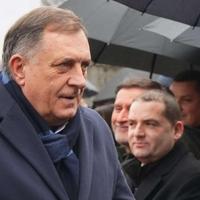 Dodik stigao u Sud BiH: Dočekao ga veliki broj pristalica i pjesma Baje Malog Knindže