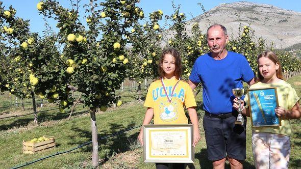 Škero s unučadima: Najbolji pomoćnici - Avaz