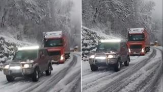 Video / Velikodušni ljudi džipom izvukli zaglavljeni kamion u Prozor - Rami