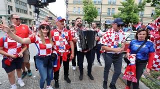 Foto / Pogledajte atmosferu na ulicama Berlina: Hrvati će imati "vatrenu" podršku, razvili zastavu dugu 107 metara