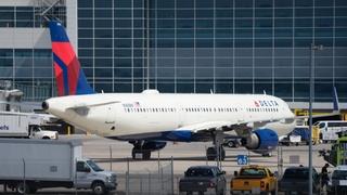 Poginuo na aerodromu, usisao ga motor aviona