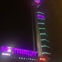 "Avaz Twist Tower" osvijetljen ljubičastom bojom povodom "Dana borbe protiv raka"