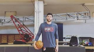 Nurkić ispod slike i dresova legende: "Život leti Kapetane"