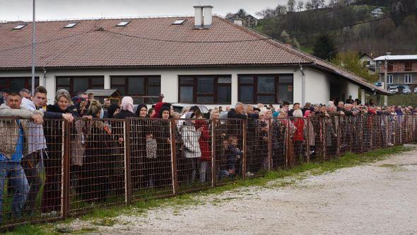 Veliki broj građana se okupio na polaganju cvijeća - Avaz