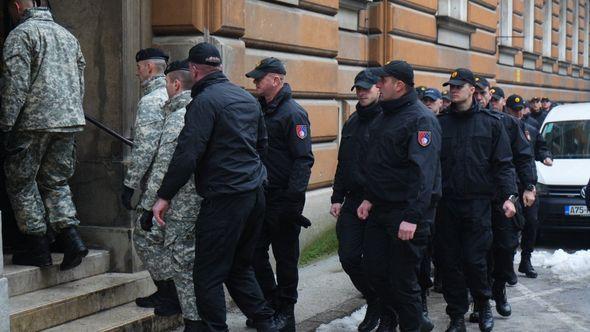 Policajci ulaze u Sud - Avaz