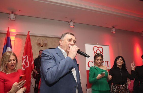 Dodik opet zapjevao - Avaz